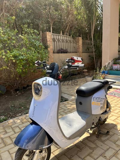 GAROW C125 electric scooter