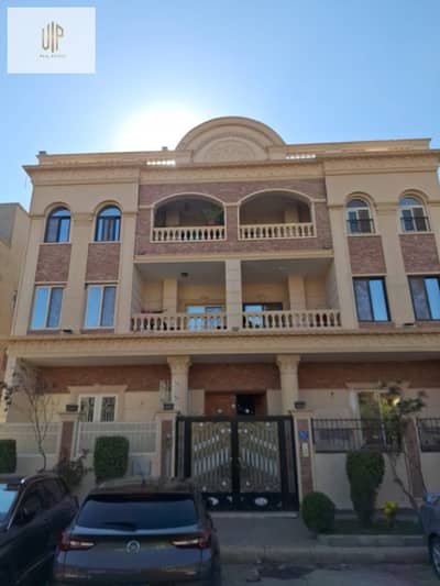 شقة للبيع في النرجس 5 التجمع الخامس بجاردن خاص بعد حوالي 3 دقائق من شارع التسعين الجنوبي،وبالقرب من محور جمال عبد الناصر