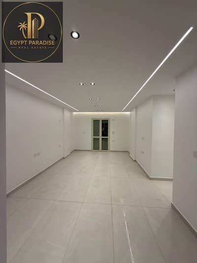  Apartment for Sale in Hadayek Al Ahram   Prime Location near Gate 4  Modern Building  Modern Finishing – Brand New, Never Occupied   Apartment Area: 130 sqm  Private Garden: 40 sqm  Ground Floor, elevated approximately 1.5 meters above street lev