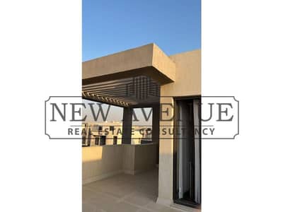 بيتهاوس متشطب بالتكييفات و المطبخ بحرى بموقع مميز للبيع فى Fifth square marasem