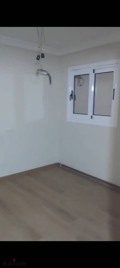 شقه للايجار 150م قانون جديد سموحه شارع ادمون فريمون احد افضل شوارع سموحه اول سكن
