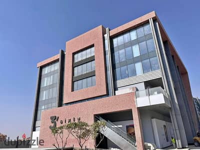 إستلام فورى عيادة متشطبة بالتكييفات بفيو مميز فى 3 سيكستى بجانب فيلدج جاردنز