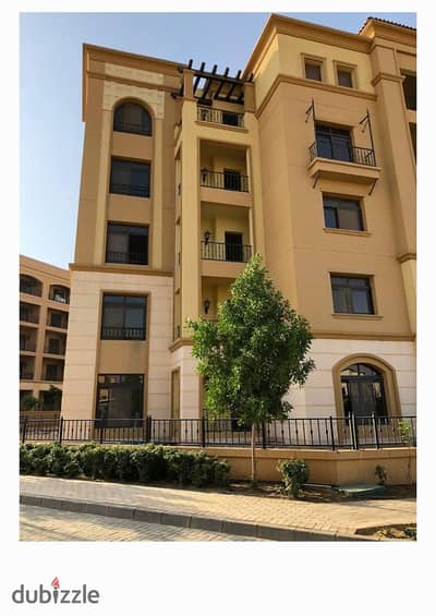 شقة للايجار باطلالة مميزة في كمبوند ميفيدا بالمطبخ والتكيفات الكمبوند على شارع التسعين الجنوبي مباشرة قريب من ميدان سوديك