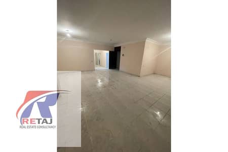 شقه للايجار السكنى بمساحه 250 متر 3 غرف 2 حمام على شارع رئيسي المنطقة الثامنه مدينة نصر