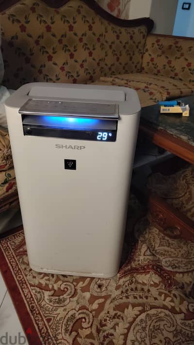 Air purifier with humidifying function
