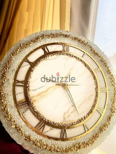 ساعة ديكورية تحفة فنية بألوان الدهبى والاوف وايت