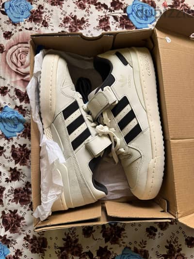 جزمه Adidas original مقاس ٤٦ جديده صعره الاصلي ١١٠٠٠ و في sale ٦٦٠٠