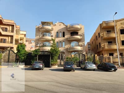Half roof for sale in Al-Banafseg Villas 8, First Settlement, area 250 meters, garden view, and a share of 12.5% of 800 meters land for 3 million and 750 thousand Egyptian pounds