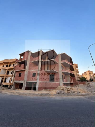 شقه استلام فوري للبيع بالحي الرابع بموقع ممتاز جدا بجوار محور الرابع الرئيسي وخط ١٠ ومول كريتيف وجميع الخدمات فيو مميز جدا علي حدائق وشوراع مميزه
