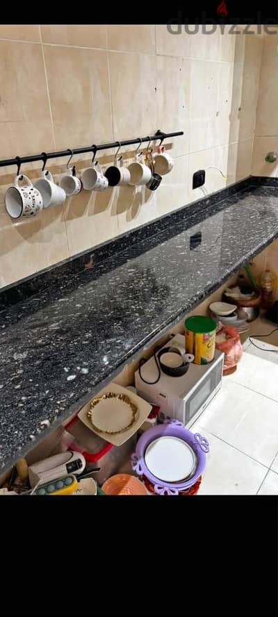 رخامه جرانيت بحاله ممتاز شبه جديد مقاس ١٩٠×٥٠سم  بخلاف السكولو
