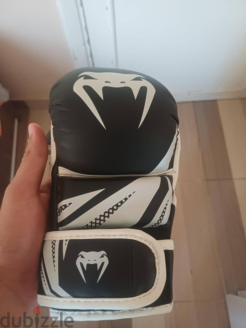 MMA GLOVES SPARRING VENUM 1