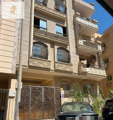 شقة مميزة في جاردينيا 1 للبيع بتشطيب سوبر لوكس بجوار جملة ماركت وعلى محور جمال عبد الناصر، وقريبة من الخدمات والمحاور الرئيسية.