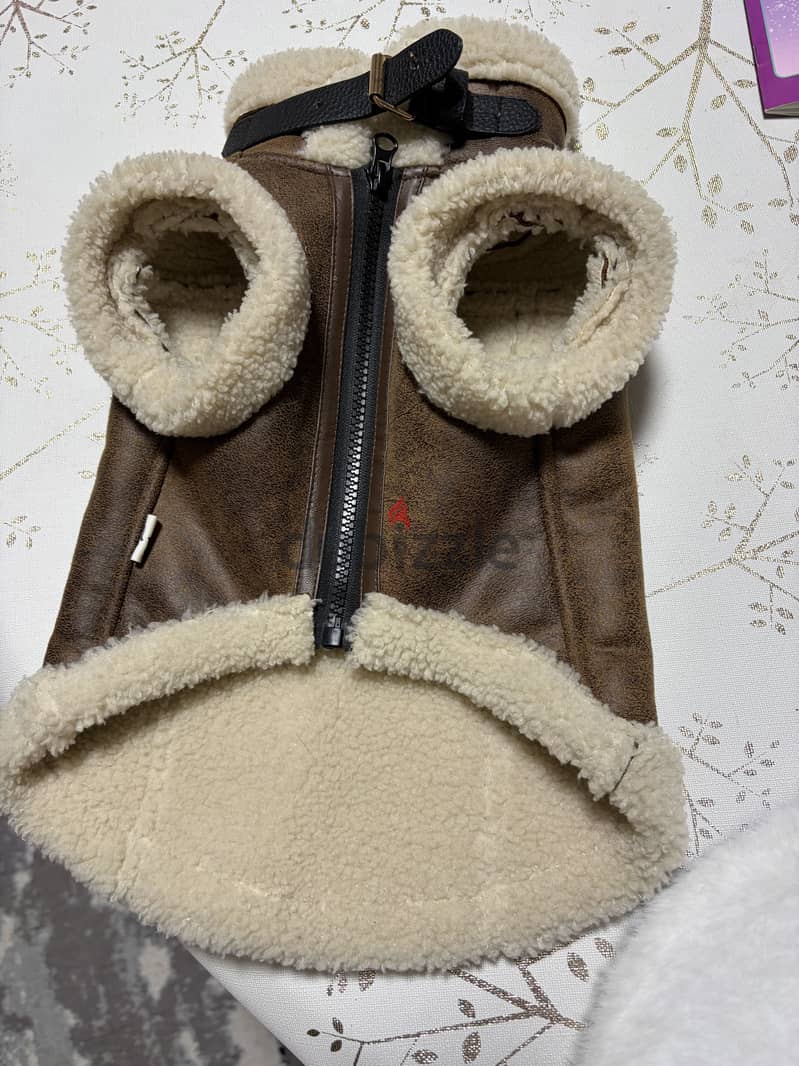 WARM VEST WITH LEASH HOOK 2