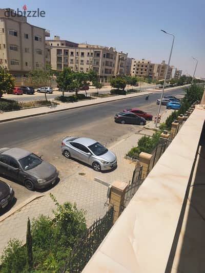 شقة للبيع – مدينة الشروق  الموقع: المنطقة الخامسة – موقع مميز على طريق الحرية مباشرة