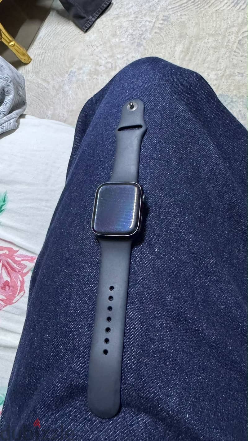 Apple series 8 (98% battery) 4