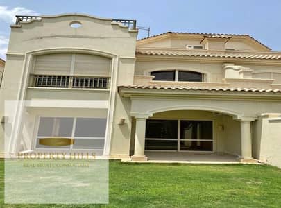 Villa for sale at less than half its price, ready for living, and available for viewing throughout the week. Its location is distinctive, directly on Suez Road and next to the British University and Carrefour, and Madinaty.