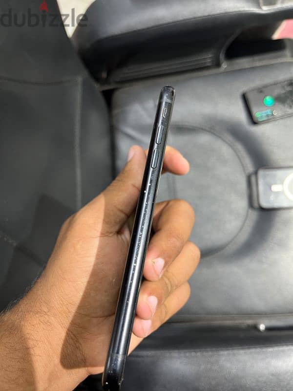 ايفون xr اسود 4