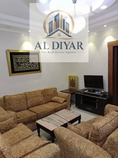 شقة مفروشة بأجمل تفرعات شارع النيل بالعجوزة                                                                                                          ,