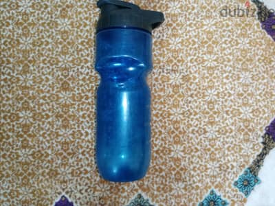 زجاجة ماء رياضه