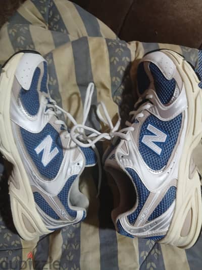 ٢ شوز reebok و new balance اوريجنال مقاس ٤٢