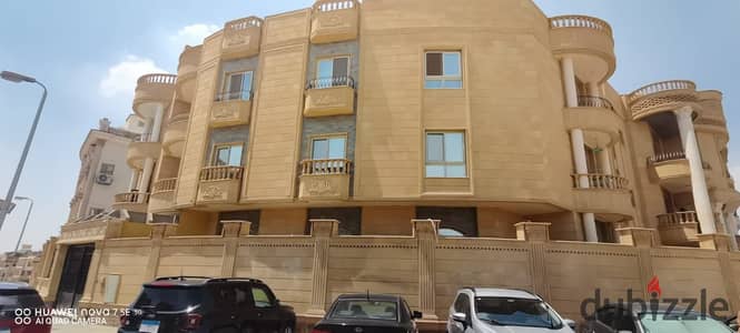  في أرقى مواقع التجمع الخامس – الحي الثاني، المنطقة الأولى   موقع استثنائي: • تاني نمرة من شارع التسعين • بالقرب من محور طلعت حرب • قريبة من الأسواق والخدمات • بالقرب من شركة الكهرباء • قريبة من المونوريل • بالقرب من المستشفى الجوي والمواصلات   الدور ا