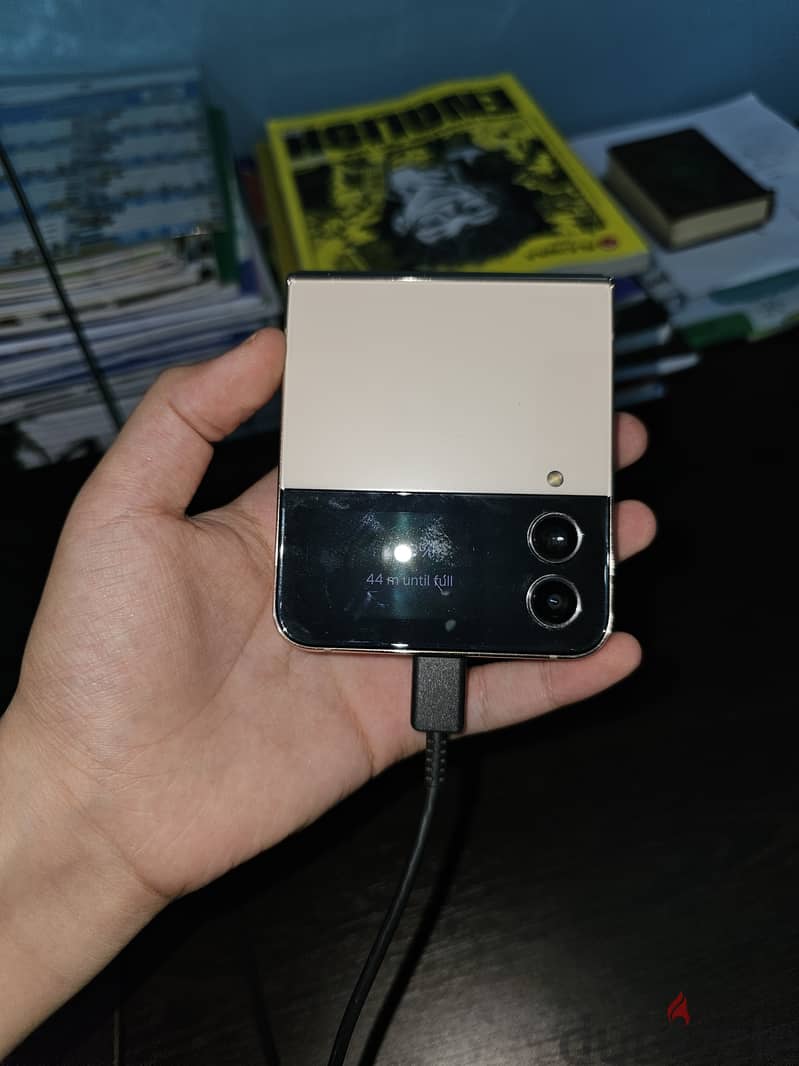 Galaxy Z Flip4 1