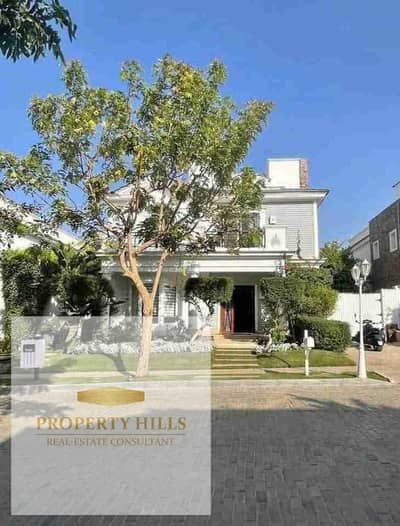 Villa for sale in mountain view ready to deliver and for viewing   • Unit Type: twinhouse • Built-up Area: 250m² • Location: Mountain View – New Cairo • Status: Ready for viewing  Project Features:  Prime location in the heart of New Cairo  Modern designs
