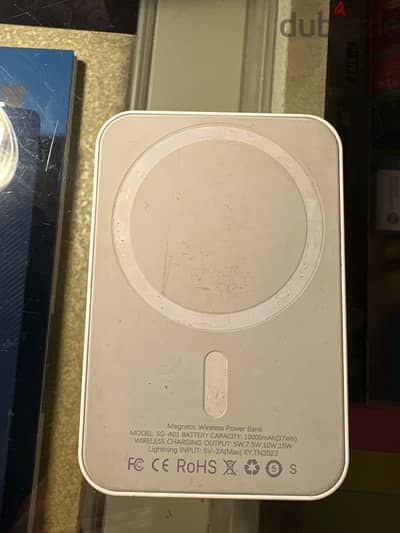 Magnetic wireless power bank