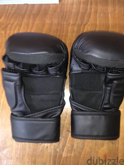 mma gloves استعمال اسبوعين حاله كويسه جدا