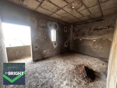 شقة مميزة للبيع داخل بلومفيلدز، بمساحة مبنية 190 متر مربع، تقع بالدور الثاني وتتميز بتقسيمة واسعة وعملية تناسب الاستخدام العائلي، مع تشطيب نصف تشطيب و