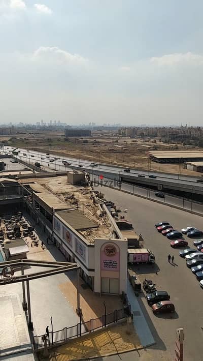 شقه تمليك للبيع شارع مول الخمسين المعادي الدور التامن اسانسير مساحه الشقه 170 متر الشقه عباره عن تلات غرف نوم و اتنين حمام ومطبخ وريسبشن قطعتين كل المرافق متاحه غاز مياه كهرباء الشقه كل شبابيكها تهويه الشقه بحري و قريبه من جميع الخدمات