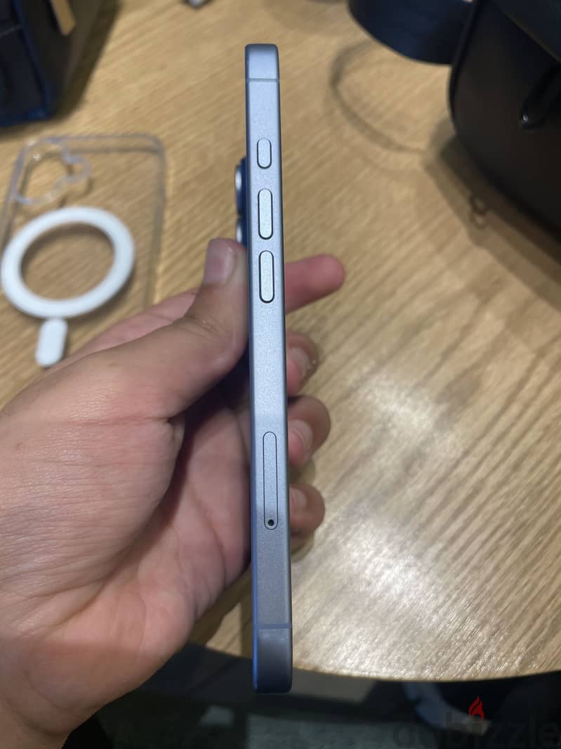 Apple - iPhone 17 4