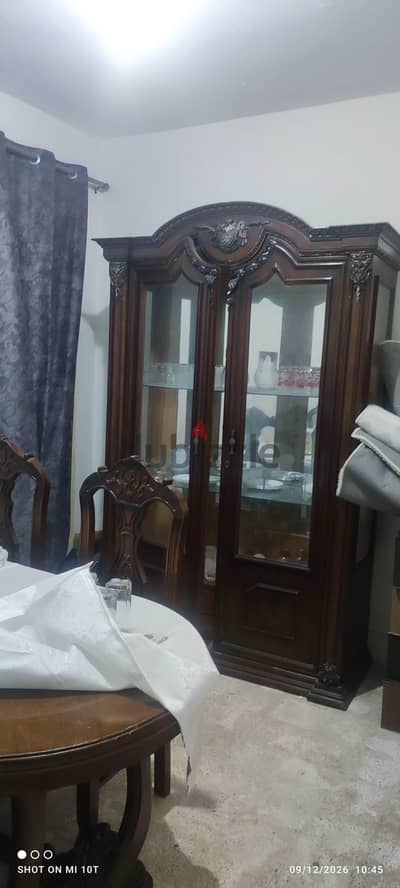 سفرة ونيش و 5 كراسي فقط حالة ممتازة استعمال بسيط