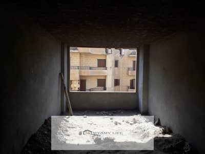 شقه واجهه نص تشطيب ع المحارة مش طوب احمر بعمارة ساكنه بالكامل