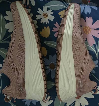 سكيتشرز  اصلي  مقاس    38 حريمي    Skechers