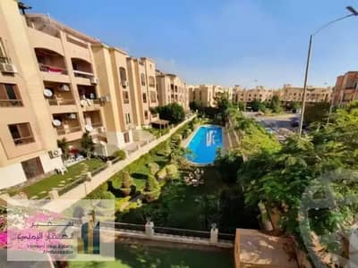 شقة مريحة بتقسيم ممتاز ومفروشة بالكامل بأثاث نظيف وراقي، بموقع استراتيجي مميز جدًا بجوار سعودي ماركت