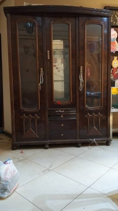 سفره بحاله جيده تربيزة وست كراسي ونيش للبيع