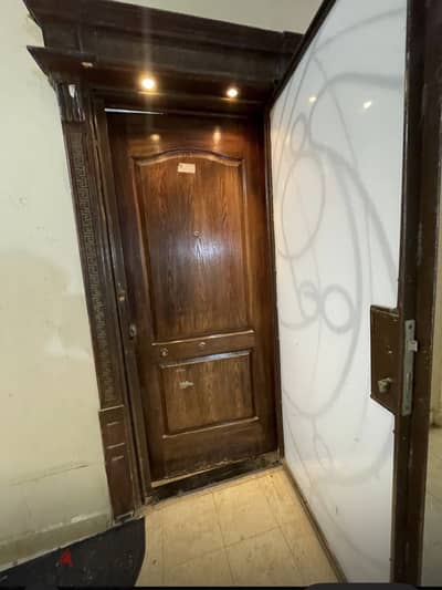باب شقه خشب كامل مع  باب حديد حمايه ثقيل بالديكور وكوالين امان