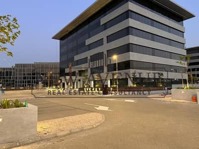 مكتب إداري مشطب بالكامل للإيجار في كايرو فيستيفال سيتي  القاهره الجديده Cairo festival city New Cairo