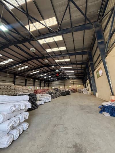 Factory for rent at a great price—13,000 sqm—located in the heart of the services area, featuring an existing license and commercial registration.