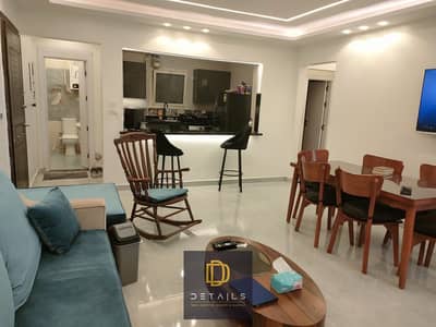 شقه ايجار مفروش ارضي بجاردن فرش وتشطيب مودرن  high-end مكيفه بالكامل موقع مميز في المرحله الثانيه بكومباوند الخمائل الشيخ زايد