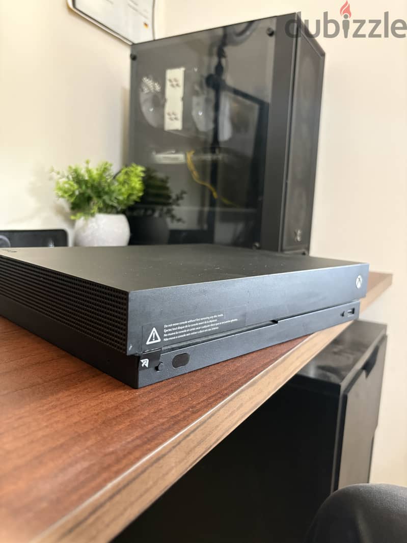 Xbox One X with games & controller للبيع او بدل 2