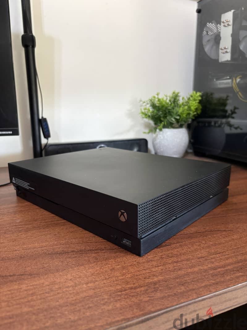Xbox One X with games & controller للبيع او بدل 3
