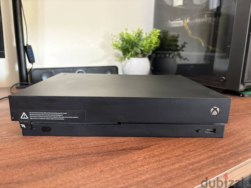 Xbox One X with games & controller للبيع او بدل 4