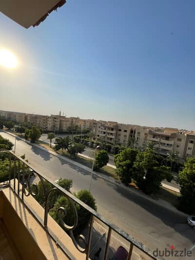 Apartment for Rent – El Mostashareen Compound | 1st Settlement   Location: Minutes from North 90th Street    Area: 160 sqm    Floor: 4th Floor    Finishing: Super Lux  Apartment Details: - 3 Bedrooms including 1 Master Bedroom - 2 Bathrooms - Reception -