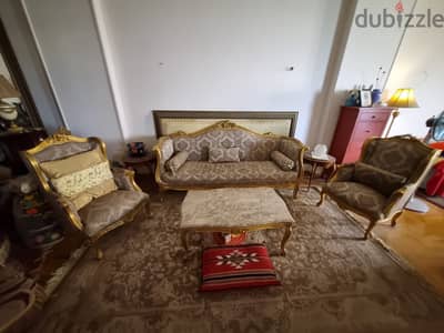 صالون  مدهب كنبة و اربع كراسي