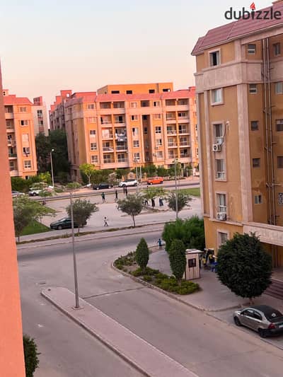 شقه بإطلالة مميزه على فيو البحيرات وبجانب المولات وطريق الباصات بكمبوند دجله بالمز