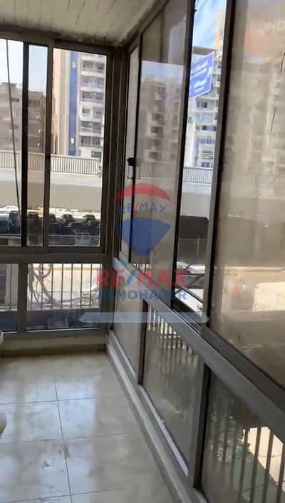 شقة للبيع | ميدان سفنكس – المهندسين  شقة بموقع مميز في ميدان سفنكس، مناسبة للسكن أو الاستخدام الإداري.  تفاصيل الشقة:  • المساحة: ١٦٠ متر مربع • ٣ غرف