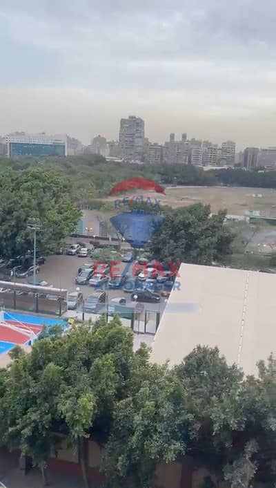 شقة للبيع | شارع مكة – المهندسين  أمام بوابة ٥ نادي الصيد  شقة مميزة بمساحة ٣٤٠ متر مربع، بواجهة مباشرة على نادي الصيد، مع إطلالة واضحة على النادي،
