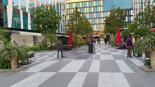 مكتب مميز للإيجار في بارك ستريت الشيخ زايد | 90م² | فيو مباشر على البلازا | بجوار كابيتال بزنس بارك